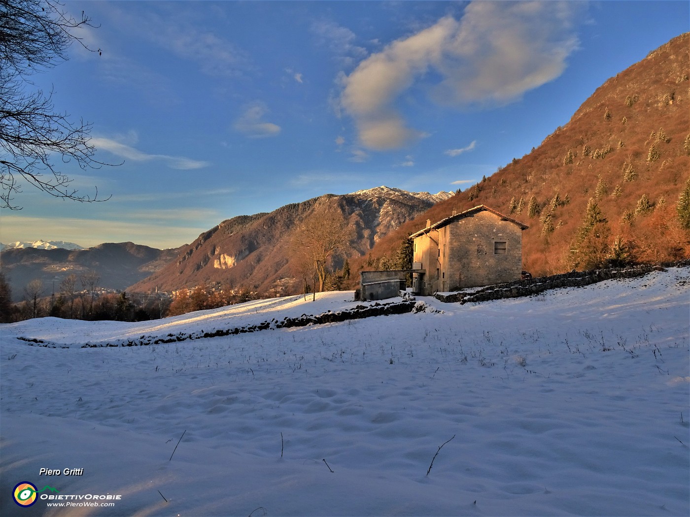 68 Usciti dal bosco alla aperta radura della Stalle Aral belli i colori dell'imminente tramonto.JPG